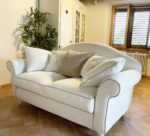 Divano due posti shabby sfoderabile con tessuto antimacchia dotato di 5 cuscini decorativi