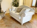 Divano due posti shabby sfoderabile con tessuto antimacchia dotato di 5 cuscini decorativi