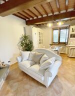 Divano due posti shabby sfoderabile con tessuto antimacchia dotato di 5 cuscini decorativi
