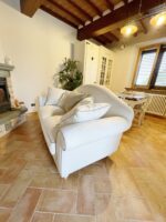 Divano due posti shabby sfoderabile con tessuto antimacchia dotato di 5 cuscini decorativi