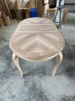 Tavolo ovale Boston con piano intarsiato in noce spinapesce  160x110