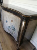 Credenza sagomata con piedini con decorazioni ortensie 180x60x90