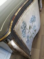 Credenza sagomata con piedini con decorazioni ortensie 180x60x90