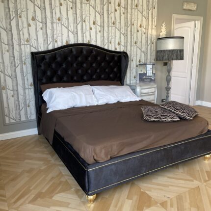 Letto matrimoniale con alette effetto bergere in capitonne'