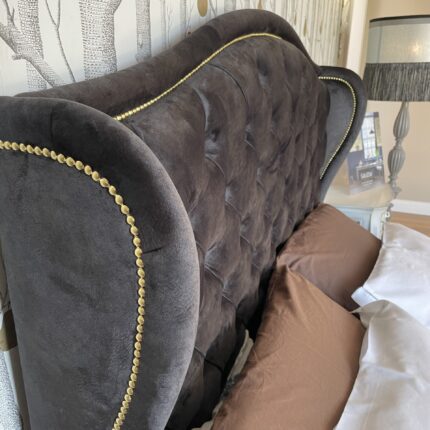 Letto matrimoniale con alette effetto bergere in capitonne'