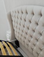 Letto matrimoniale con alette in capitonne' contenitore