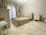 Letto matrimoniale imbottito cuciture verticali in velluto lavabile piedini in foglia oro