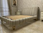 Letto matrimoniale imbottito cuciture verticali in velluto lavabile piedini in foglia oro