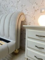 Letto matrimoniale imbottito cuciture verticali in velluto lavabile piedini in foglia oro