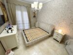 Letto matrimoniale imbottito cuciture verticali in velluto lavabile piedini in foglia oro