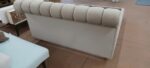 Letto matrimoniale imbottito cuciture verticali in velluto lavabile piedini in foglia oro