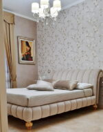 Letto matrimoniale imbottito cuciture verticali in velluto lavabile piedini in foglia oro