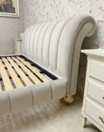 Letto matrimoniale imbottito cuciture verticali in velluto lavabile piedini in foglia oro