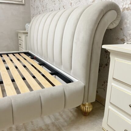 Letto matrimoniale imbottito cuciture verticali in velluto lavabile piedini in foglia oro