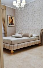 Letto matrimoniale imbottito cuciture verticali in velluto lavabile piedini in foglia oro