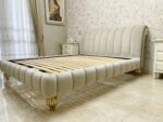 Letto matrimoniale imbottito cuciture verticali in velluto lavabile piedini in foglia oro