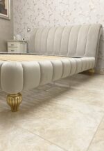 Letto matrimoniale imbottito cuciture verticali in velluto lavabile piedini in foglia oro