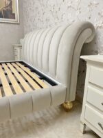 Letto matrimoniale imbottito cuciture verticali in velluto lavabile piedini in foglia oro