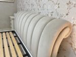 Letto matrimoniale imbottito cuciture verticali in velluto lavabile piedini in foglia oro