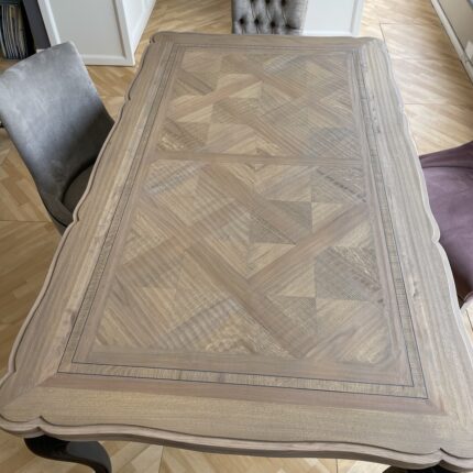 Tavolo rettangolare allungabile con piano intarsiato effetto parquet