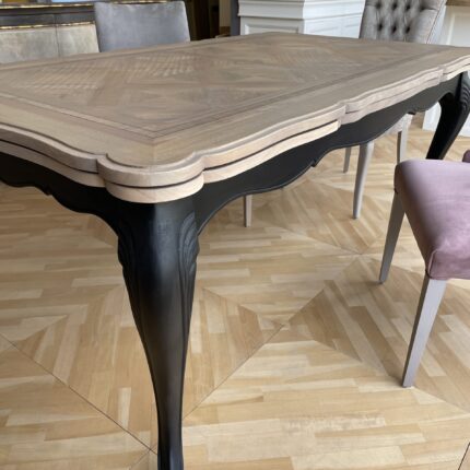 Tavolo rettangolare allungabile con piano intarsiato effetto parquet