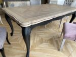 Tavolo rettangolare allungabile con piano intarsiato effetto parquet