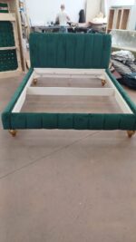 Letto matrimoniale schienale curvo imbottito con cuciture verticali verde antimacchia