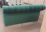 Letto matrimoniale schienale curvo imbottito con cuciture verticali verde antimacchia
