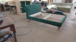 Letto matrimoniale schienale curvo imbottito con cuciture verticali verde antimacchia