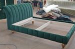 Letto matrimoniale schienale curvo imbottito con cuciture verticali verde antimacchia