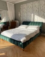 Letto matrimoniale schienale curvo imbottito con cuciture verticali verde antimacchia
