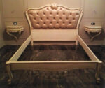 Letto imbottito intagliato con foglie