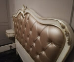 Letto imbottito intagliato con foglie
