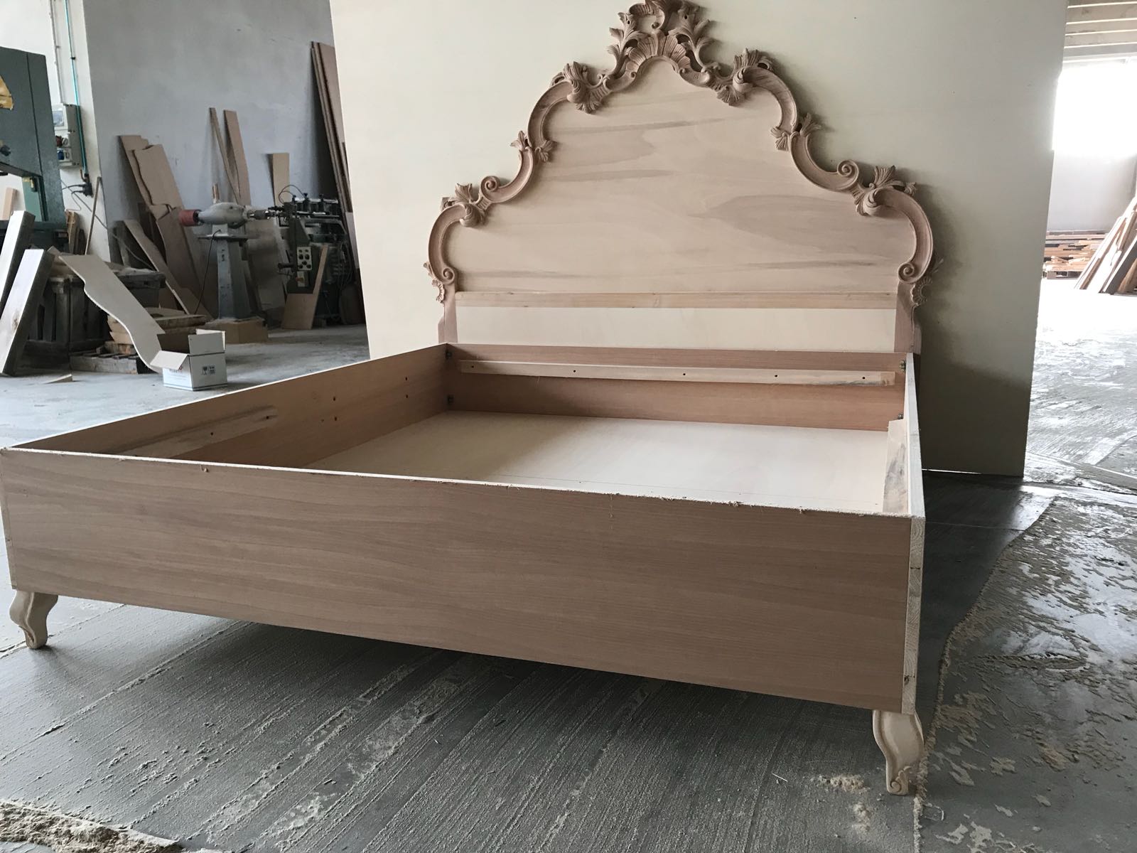 Letto Intagliato con contenitore e rete alzaletto