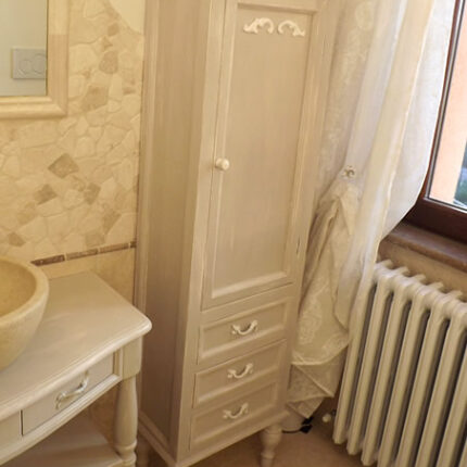 Armadietto da bagno con tre cassetti